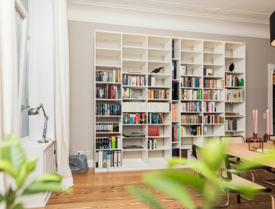 Zo stylet je een boekenkast die niet rommelig oogt